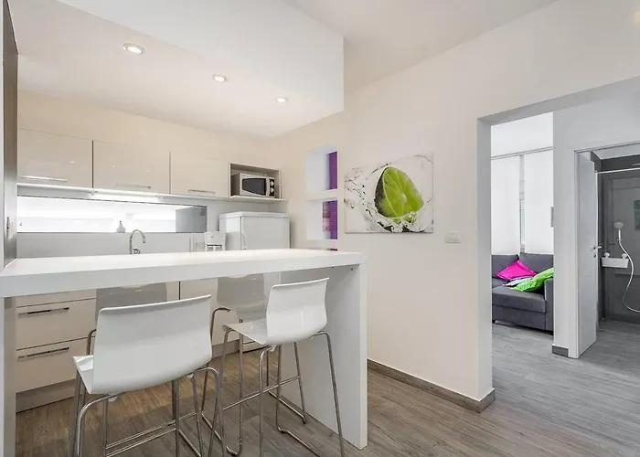 House Moderna بولا