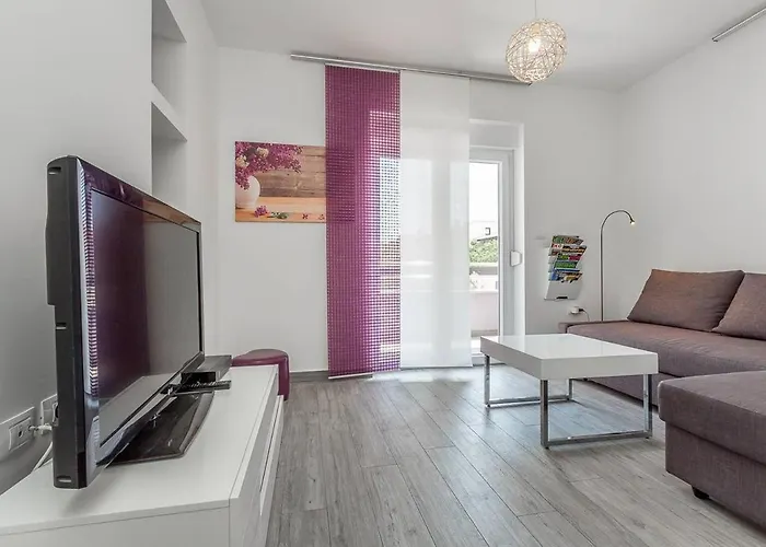 House Moderna * بولا