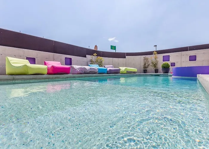 House Moderna * بولا