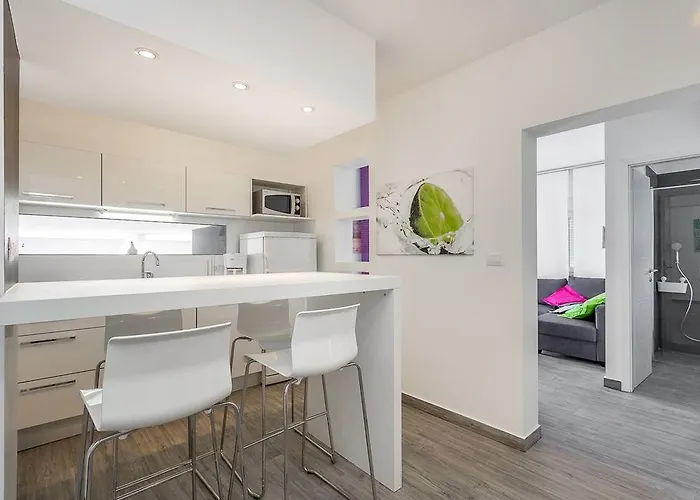 House Moderna بيت للعطل