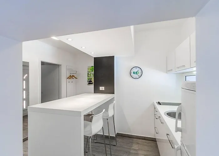 House Moderna * بولا