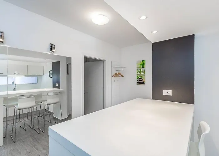 House Moderna بولا