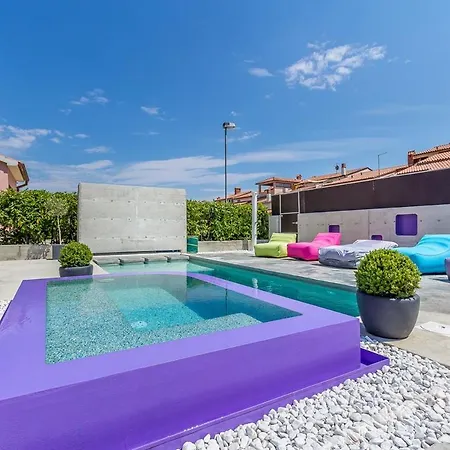 House Moderna * بولا