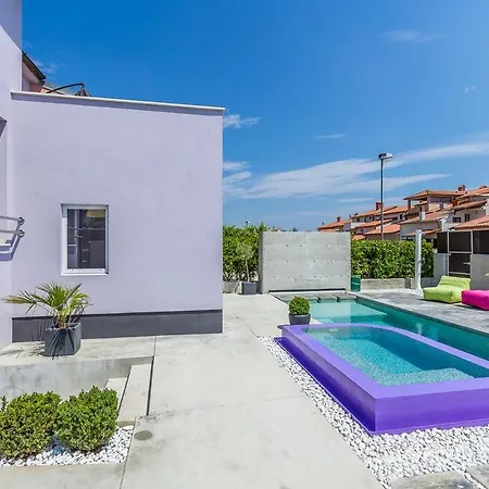 House Moderna بيت للعطل بولا