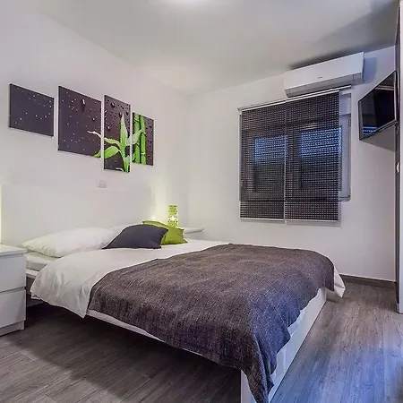 House Moderna * بولا