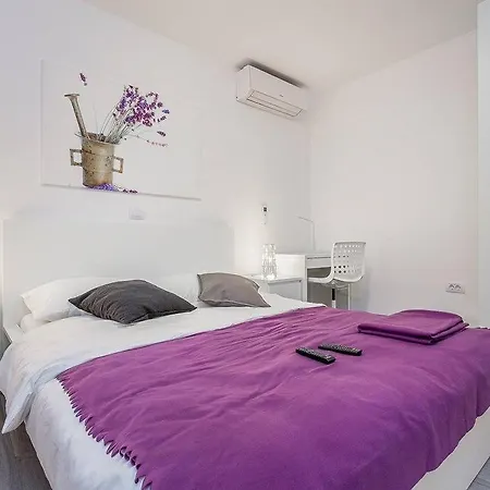 House Moderna * بولا