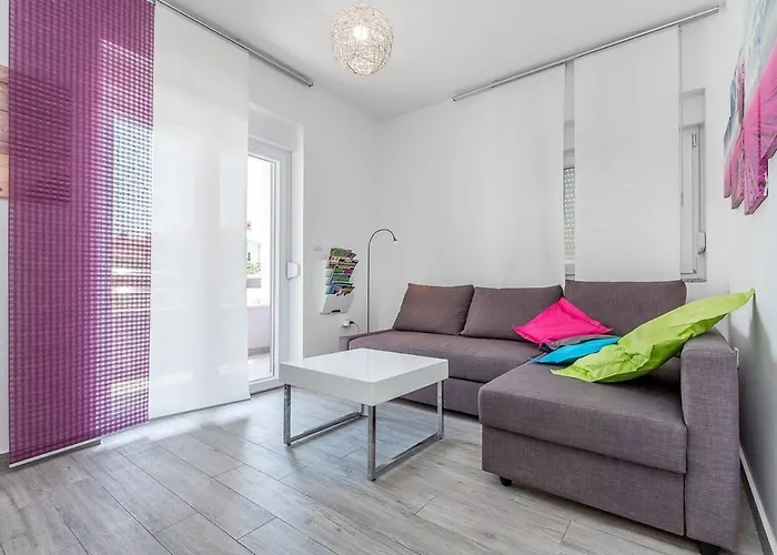 House Moderna 普拉